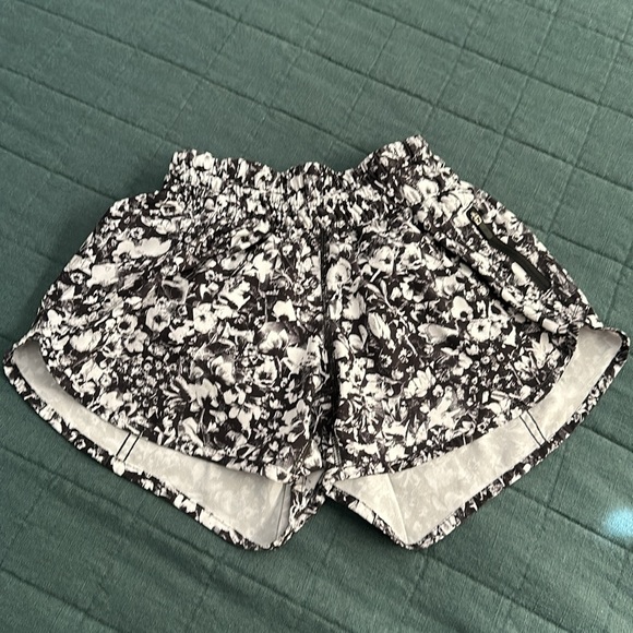LIKE NEW! Lululemon Tracker Short V (4") - Picture 5 of 15